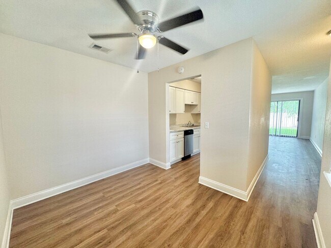 Foto del edificio - Apartment - Right off Cypress Gardens Blvd!