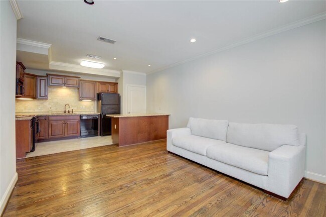 Foto del edificio - 6503 Mapleridge St