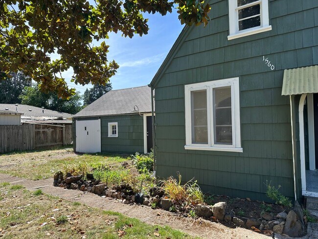 Building Photo - Updated 4 bedroom home on a huge lot!