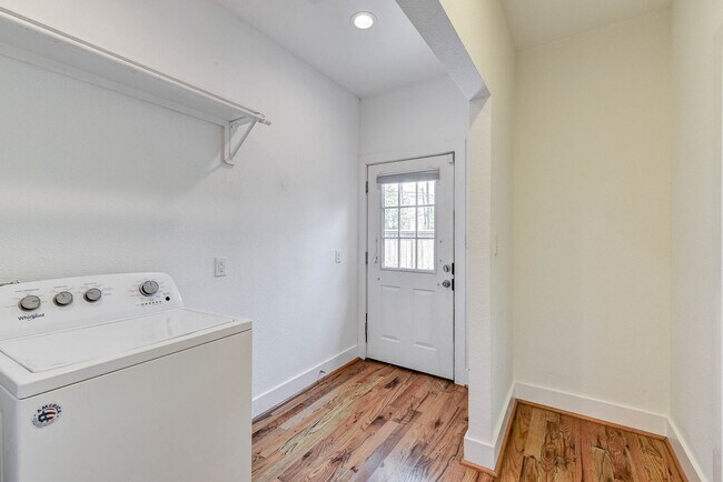 Building Photo - Cozy One Bedroom in Greater Eastwood!