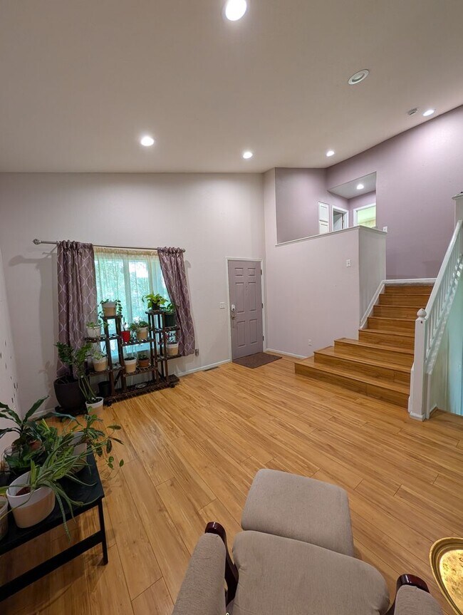 Building Photo - Charming Home with Expansive Yard in Prime...
