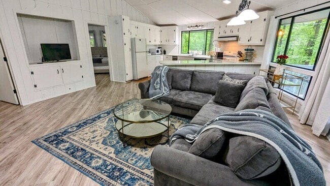 Foto del edificio - 828 Little Pine Mountain Rd