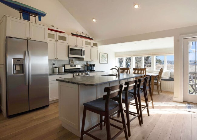 Foto del edificio - 125 Creek Rd