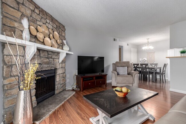 Foto del edificio - Beautiful 2 Bedroom Condo Across from Aurora Medical Center