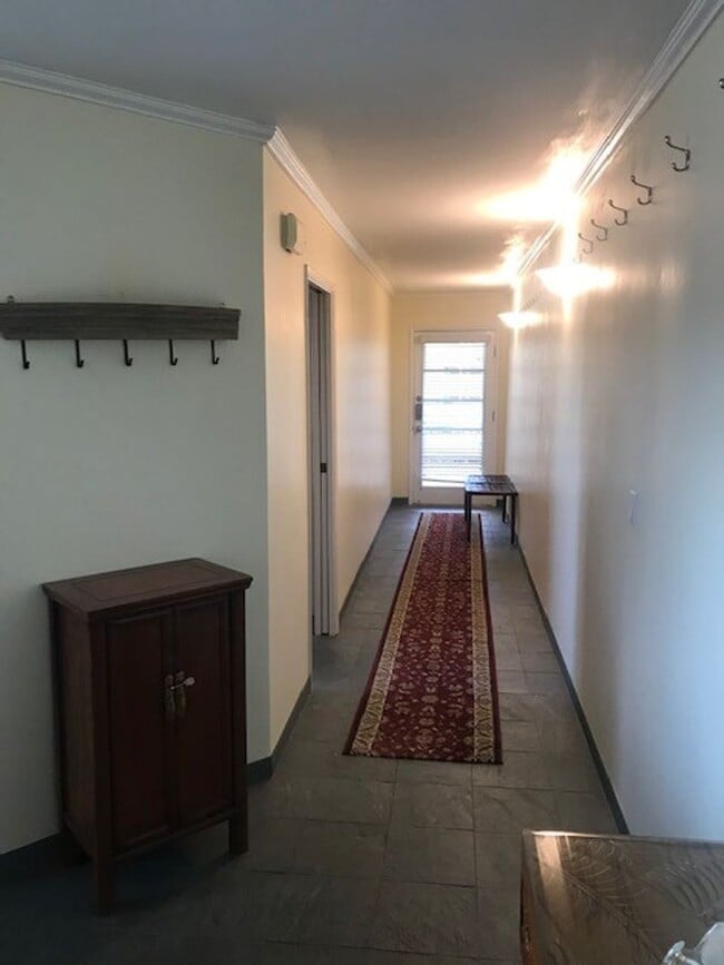 Building Photo - Updated UNFurnished 1 Bedroom Ocean View C...