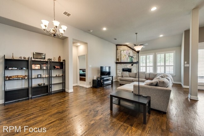 Building Photo - 4 br, 3 bath House - 909 Warwick Blvd