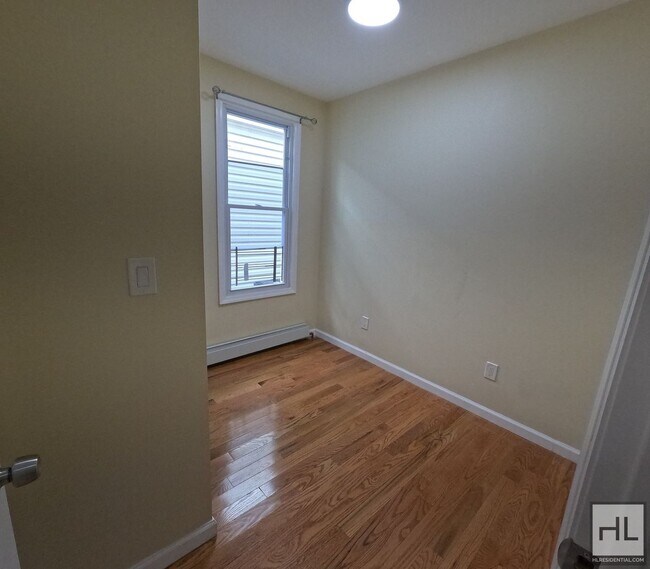 Building Photo - PRIVATE HOUSE RENTAL EDSON AVENUE