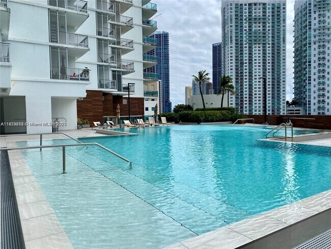 Foto del edificio - 350 S Miami Ave