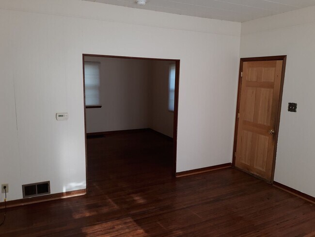 Foto del edificio - 2 Bedroom House, W/D, Fenced Yard, Porch, ...