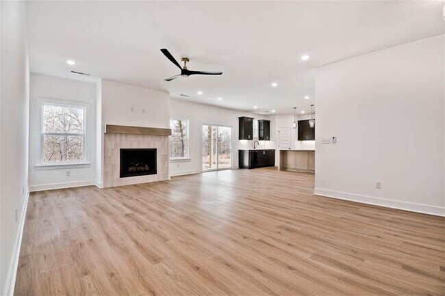 Foto del edificio - 247 Kinross Dr