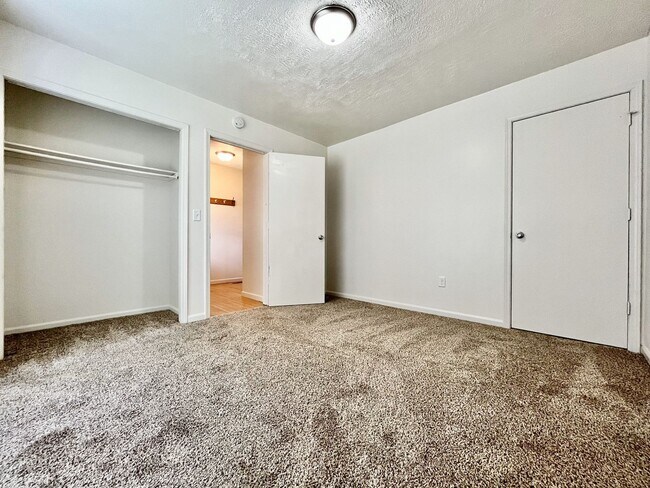 Foto del edificio - Four Bedroom Duplex in Kentwood