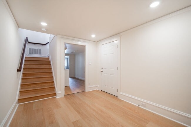 Building Photo - TOTAL REMODEL HUGE 3BR/3BA 1700sf w Garage...