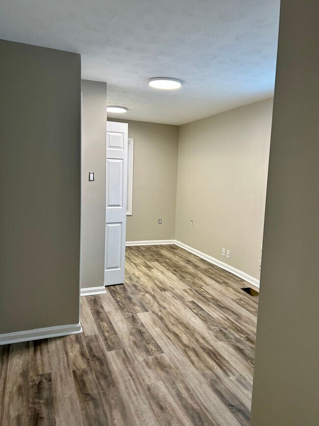 Building Photo - 4 br, 1 bath House - 1101 W Whitney Ave