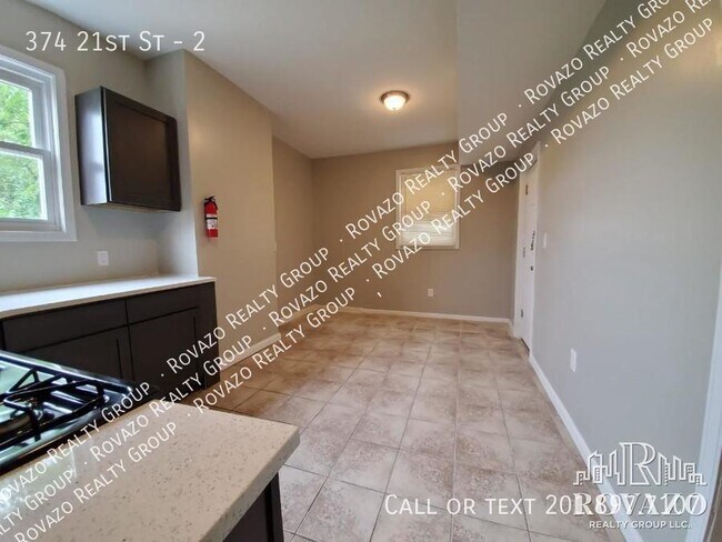 Foto del edificio - 374 21st St - 3 bedroom in Irvington