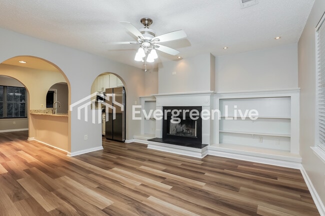 Building Photo - 4020 Meadow Glen Way