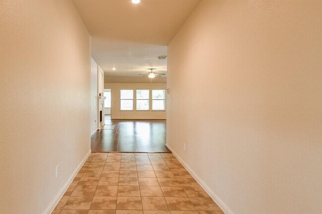 Building Photo - 2318 Appian Way