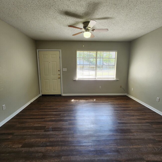 Foto del edificio - 4 Bedroom Home Coming Soon!