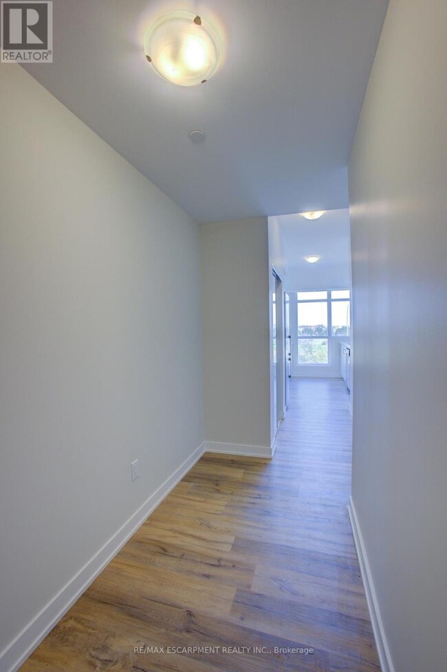 Photo du bâtiment - 600-600 N Service Rd