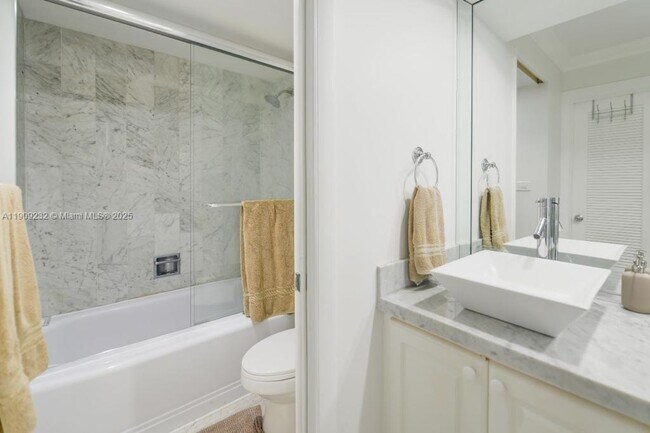 Foto del edificio - 1121 Crandon Blvd