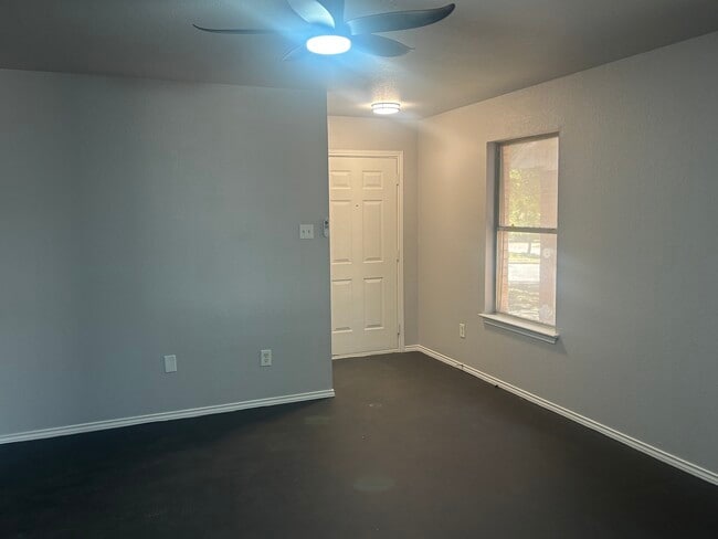 Building Photo - 1028 Doras Dr