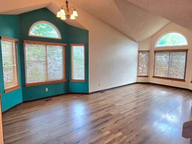 Foto del edificio - "Charming 4-Bedroom Retreat in Castle Rock with 2.5 Baths, Fenced yard, 2 car attached garage - Y...
