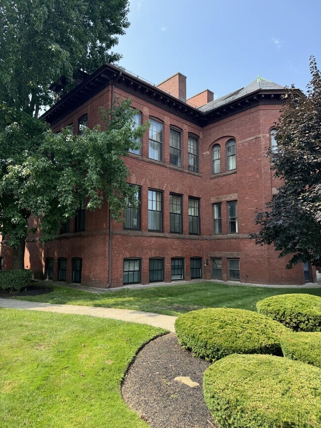 Building Photo - 321 Plantation St