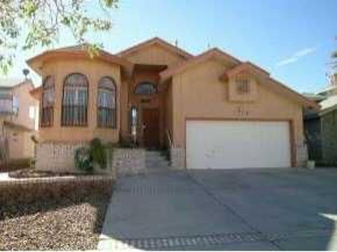 Foto principal - Incredible 4 bedroom, 2 1/2 bath home in E...