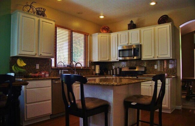 Foto del edificio - 5 Bedroom Home in Northwest Reno