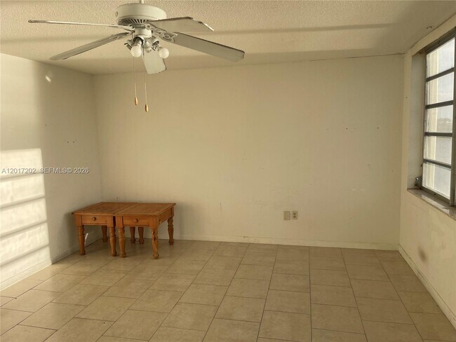 Foto del edificio - 1660 NE 191st St