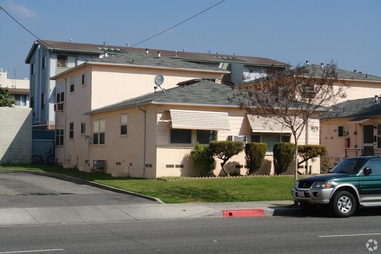 Building Photo - 801 E Chevy Chase Dr