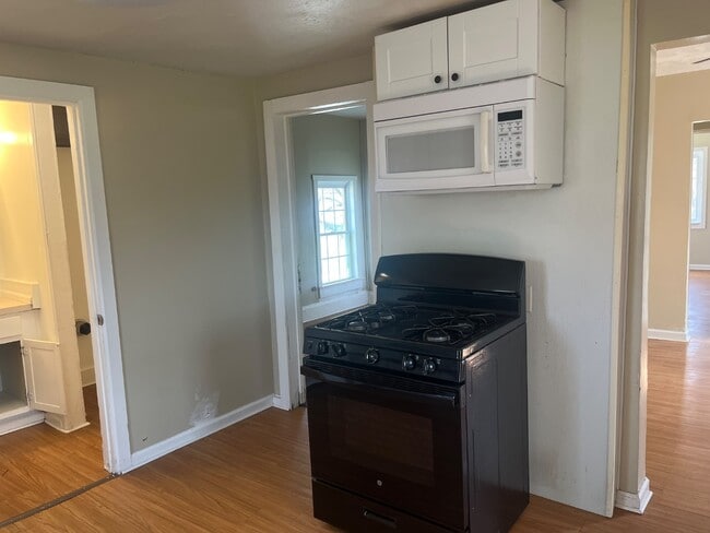 Building Photo - 328 W 17th St