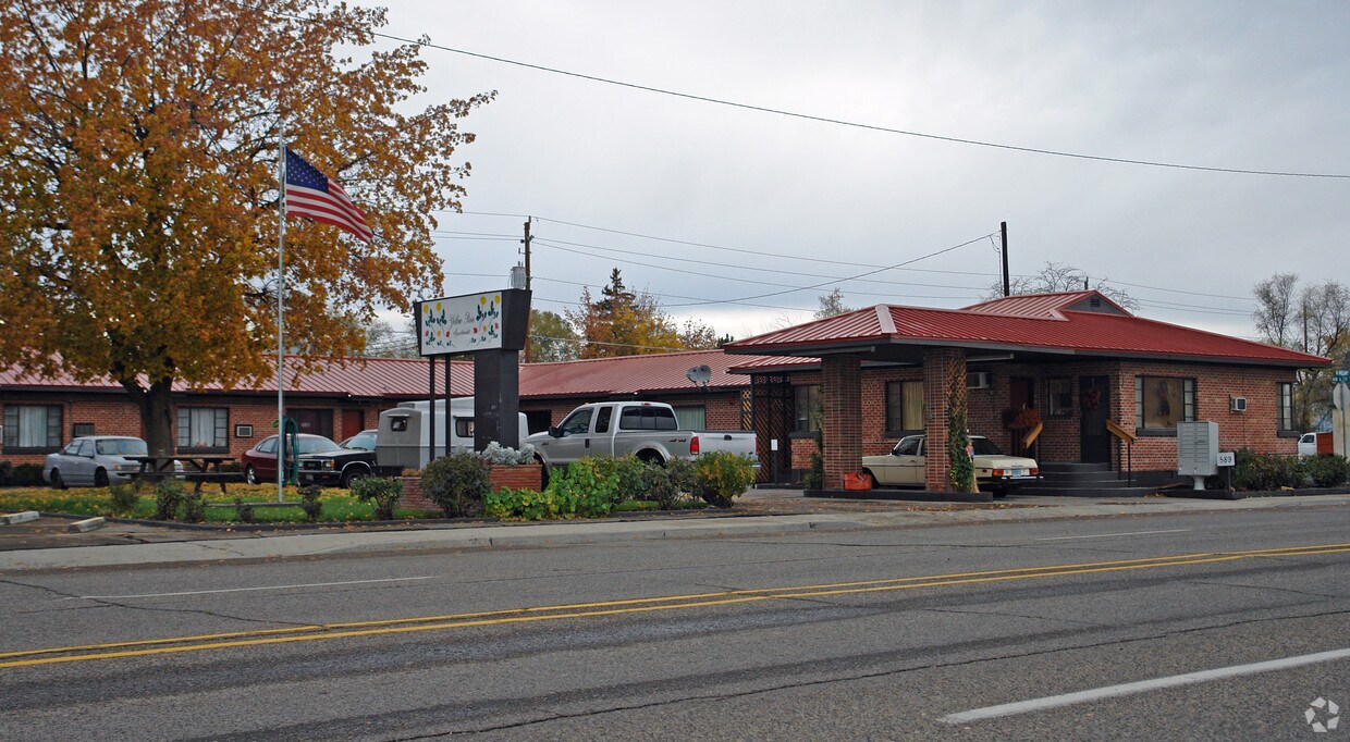 Primary Photo - Yellow Pine Apartments