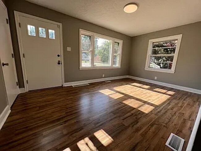 Foto del edificio - 511 Freeman Dr