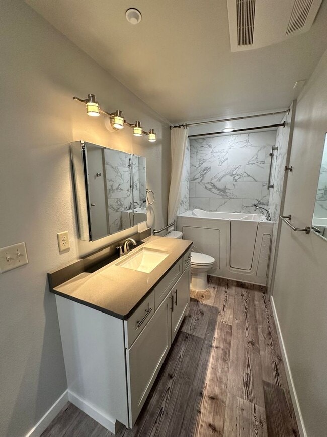 Building Photo - Quiet Small town Apartment in Davenport