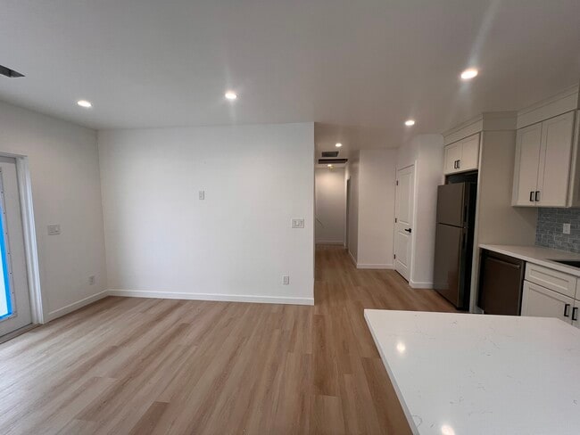 Building Photo - 1227 Cota Ave