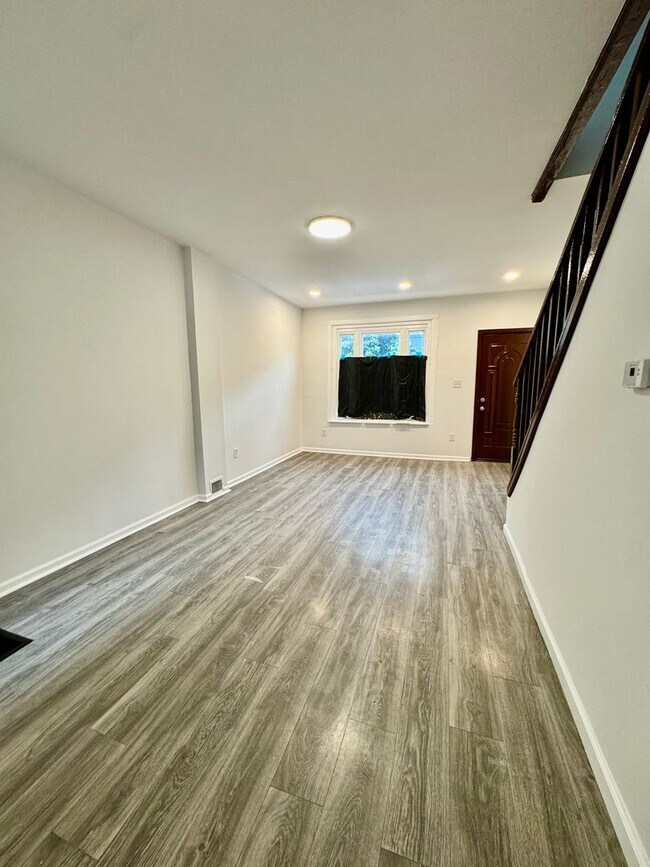 Foto del edificio - Spacious 3-Bedroom Home in Harrowgate — Av...