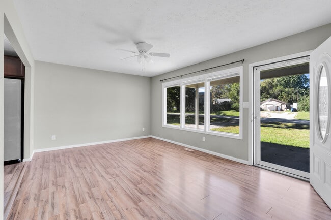 Foto del edificio - 9229 Donerail Way