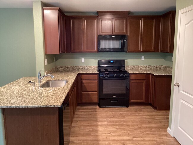 Building Photo - Beautiful 2-Year-old home in Edgewater