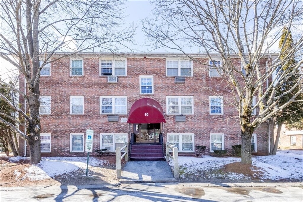Primary Photo - 10 Danbury Dr