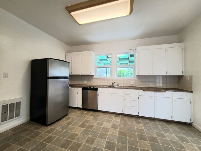 Building Photo - Charming 3 Bed/1.5 Bathroom in North Evere...