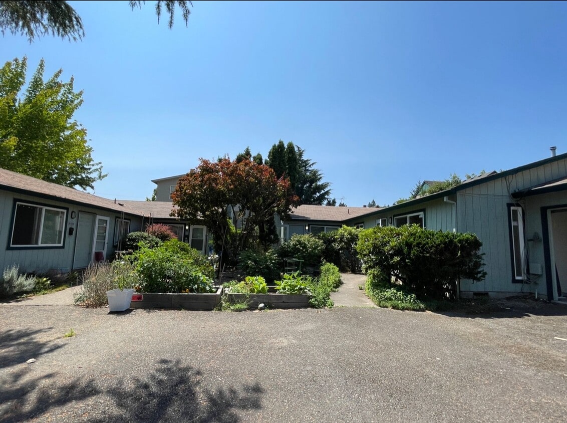 Charming Three Bedroom Near S. Waterfront & Macadam Ave~ Updates Throughout~ W/D Included ~ Detac... - Charming Three Bedroom Near S. Waterfront & Macadam Ave~ Updates Throughout~ W/D Included ~ Detac...