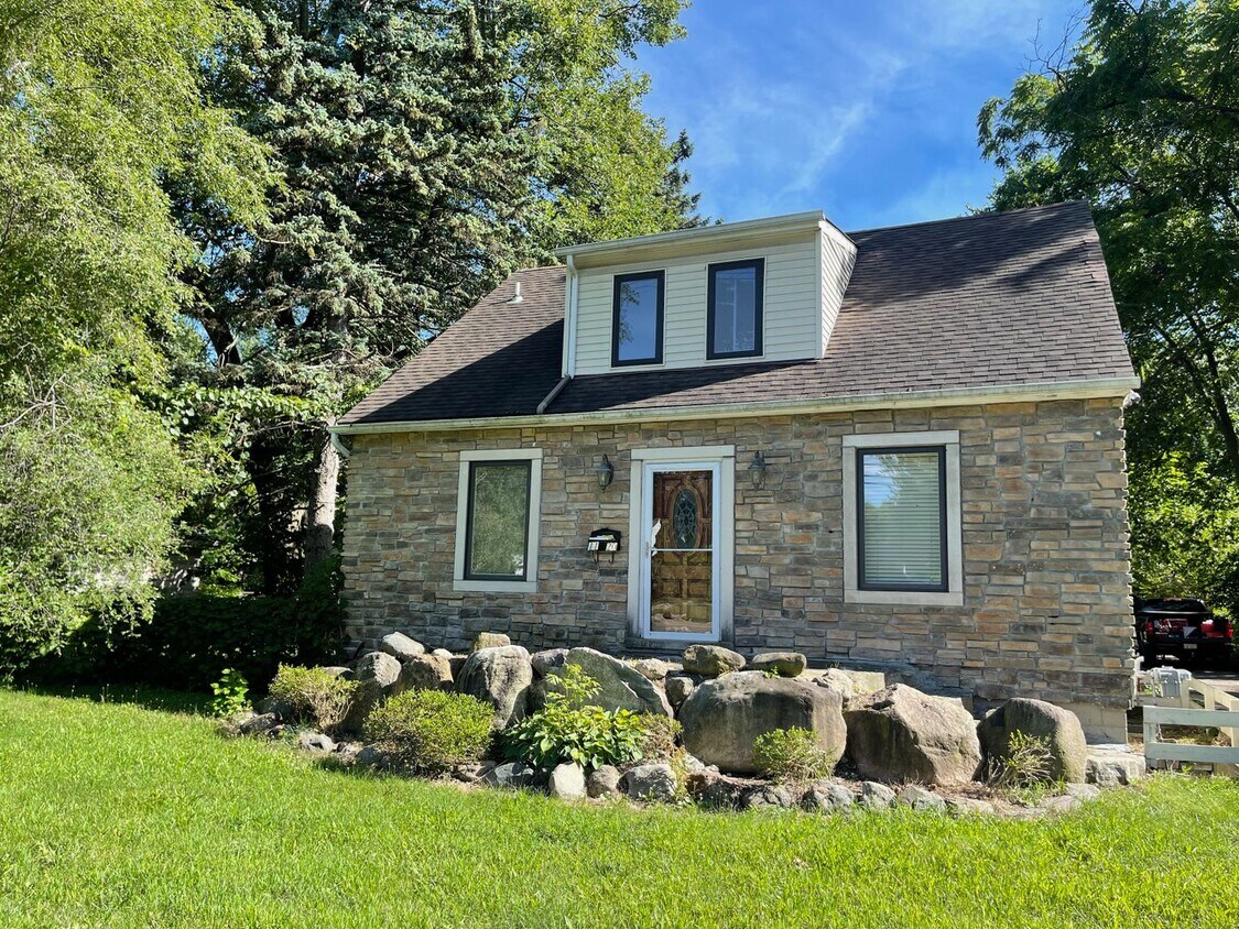 Primary Photo - Nice Spacious 3 bd / 3 full bath and 2 hal...