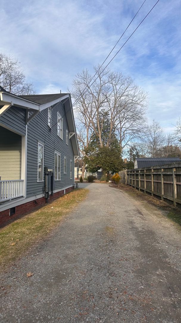 Building Photo - APARTMENT 1BD/1BTH
