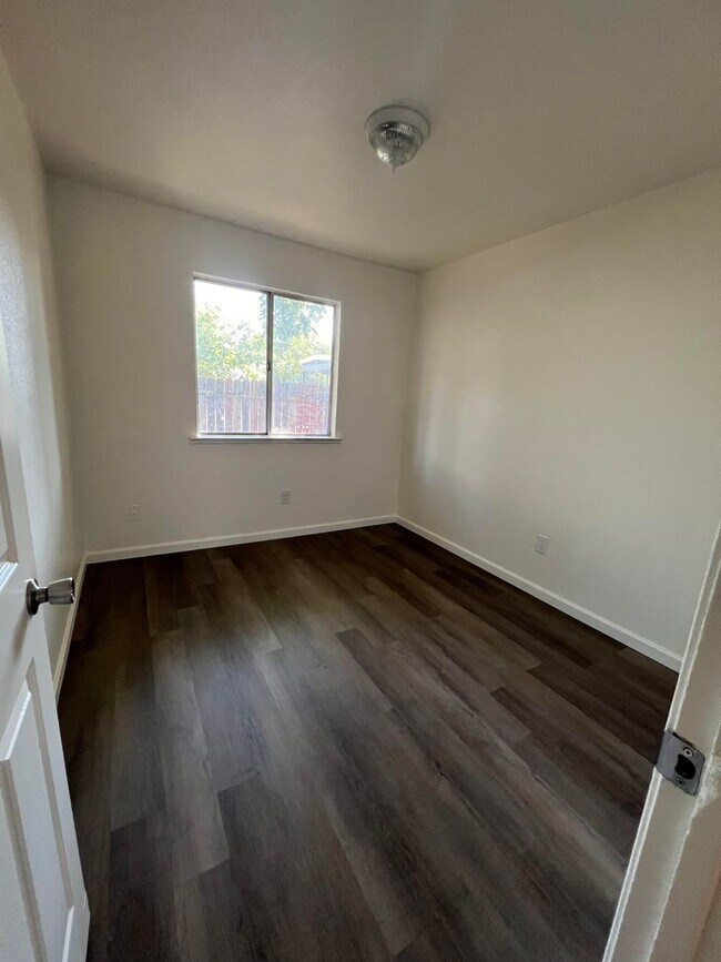Foto del edificio - 2645 W Robinson Ave