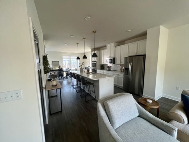 Building Photo - FULLY FURNISHED high-end beautiful 3 bedroom 3 1/2 bath home in Creekside Commons.