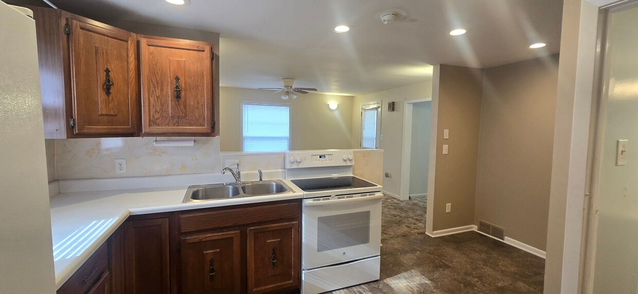 Foto principal - Clean and updated 2 bedroom w/ garage and ...