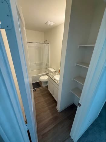 Shared Bathroom - 6009 Toby Bnd
