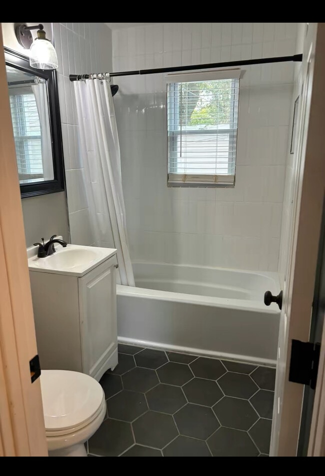 Building Photo - 469 Lytle St