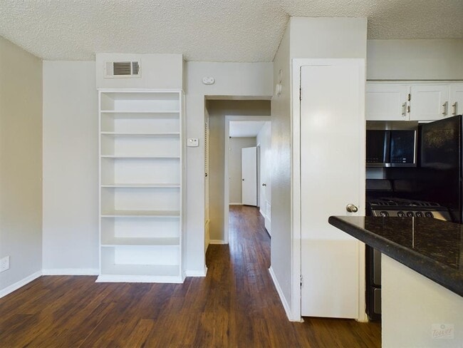Foto del edificio - 2401 Manor Rd