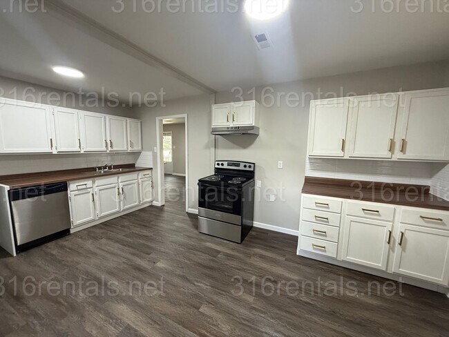 Building Photo - $1145 - 4 bedroom / 1 bathroom - Single Fa...